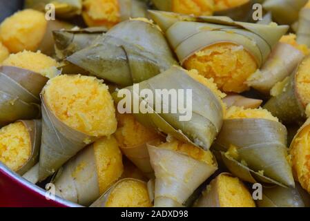 Thai dessert avvolto in foglie di banano , della Thailandia Foto Stock