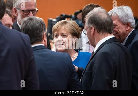 05 dicembre 2019, Berlin: Cancelliere federale Angela Merkel (M, CDU) accoglie favorevolmente Michael Kretschmer (l-r, CDU), il primo ministro del Land di Sassonia, Armin Laschet (CDU), il primo ministro del Land Renania settentrionale-Vestfalia, Reiner Haseloff (CDU), il primo ministro del Land Sassonia-Anhalt, e Volker Bouffier (CDU), il Primo ministro di Hesse, in occasione della riunione del Cancelliere federale e altri membri del governo federale con i capi di stato dei governi presso la Cancelleria federale. Gli argomenti della riunione congiunta del Ministropresidente Conferenza (MPK) e il governo federale includerà il pacchetto clima, Europa di Foto Stock