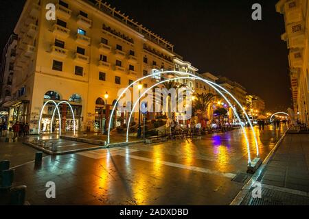 Salonicco, Grecia - le decorazioni di Natale in Piazza Aristotelous. Vista notturna intorno a quote di festa presso la piazza principale della città. Foto Stock