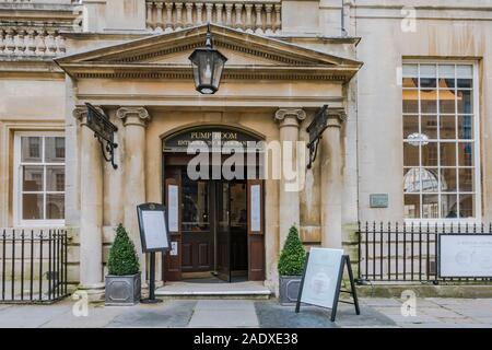 Bagno, Inghilterra, Abbey courtyard, Ingresso facciata camera della pompa, Somerset, Inghilterra, Regno Unito Foto Stock