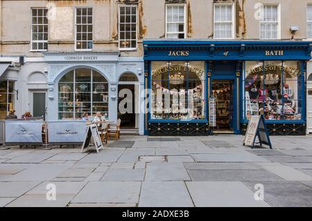 Due tradizionali vetrine inglesi, Jacks Bath, lussuoso negozio di articoli da regalo turistico e panetteria Cornish, Bath City Centre, Somerset, Inghilterra, Regno Unito. Foto Stock