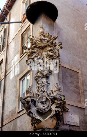 Vergine Maria aedicula in via del Pellegrino, Roma Italia Foto Stock