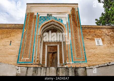 Penjikent Mazor-i Sharif Mausoleo di Muhammad Bashoro studioso islamico vista pittoresca su un Nuvoloso Giorno di pioggia Foto Stock