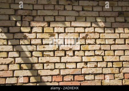 Il vecchio muro di mattoni texture con graffi e crepe, vintage sfondo grunge Foto Stock
