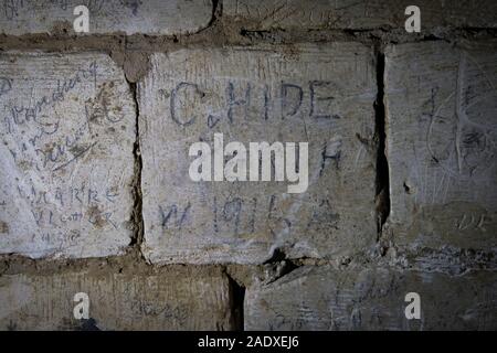 Firma di WW1 soldato C nascondere che hanno visitato la Cité souterraine de Naours (città sotterranea di Naours in Francia) mentre il congedo dalla Somme parte anteriore Foto Stock