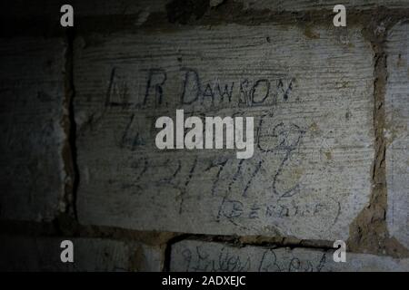 Firma di WW1 soldier L R Dawson che hanno visitato la Cité souterraine de Naours (città sotterranea di Naours in Francia) mentre il congedo dalla Somme fr Foto Stock