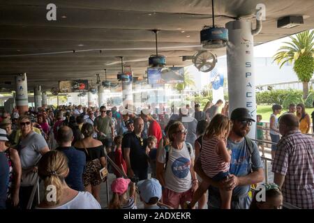 I turisti in coda in una calda giornata estiva per la Nasa il tour bus Kennedy Space Center florida usa Foto Stock