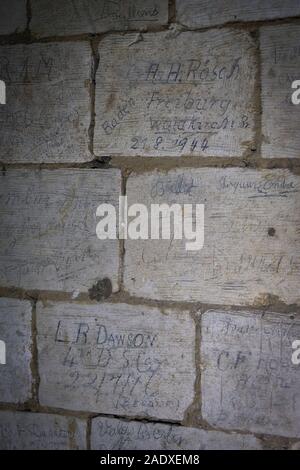 Firma di WW1 soldato che ha visitato la Cité souterraine de Naours (città sotterranea di Naours in Francia) mentre il congedo dalla prima linea. Il CAV Foto Stock