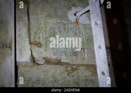 Firma di WW1 soldato che ha visitato la Cité souterraine de Naours (città sotterranea di Naours in Francia) mentre il congedo dalla prima linea. Il CAV Foto Stock