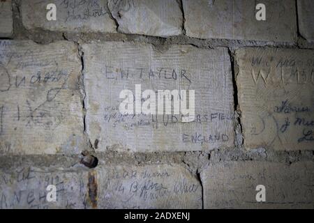 Firma di WW1 soldato che ha visitato la Cité souterraine de Naours (città sotterranea di Naours in Francia) mentre il congedo dalla prima linea. Il CAV Foto Stock