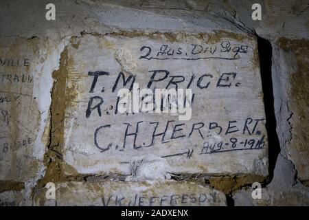 Firma di WW1 soldato che ha visitato la Cité souterraine de Naours (città sotterranea di Naours in Francia) mentre il congedo dalla prima linea. Il CAV Foto Stock