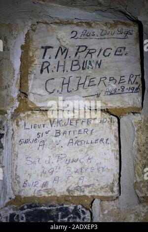 Firma di WW1 soldato che ha visitato la Cité souterraine de Naours (città sotterranea di Naours in Francia) mentre il congedo dalla prima linea. Il CAV Foto Stock