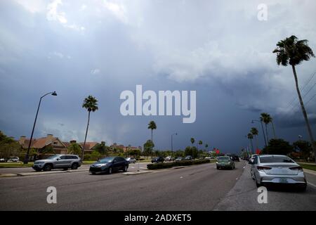 Grande pomeriggio temporale estivo in avvicinamento al Irlo Bronson Highway US Route 192 Kissimmee florida usa Foto Stock