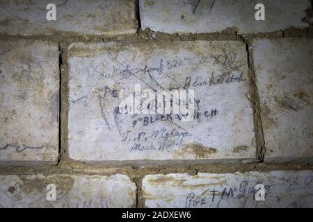 Firma di WW1 soldato che ha visitato la Cité souterraine de Naours (città sotterranea di Naours in Francia) mentre il congedo dalla prima linea. Il CAV Foto Stock