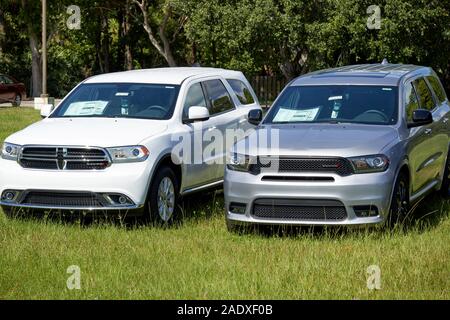 Nuovo Dodge Durango veicoli SUV in vendita parcheggiato su erba a rivenditori di automobili in Florida usa Foto Stock