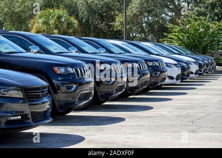 Jeep suv e automobili veicoli nuovi per la vendita a rivenditori di automobili in Florida usa Foto Stock