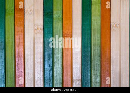 Raccolta di sfondi - parete composta da singoli colori di tavolette di legno Foto Stock