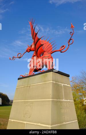 La trentottesima (gallese) Divisione Memorial drago rosso Memorial sul campo di battaglia della Somme, Francia, che guarda verso il bosco Mametz Foto Stock
