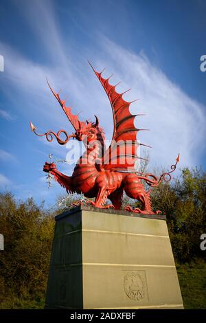 La trentottesima (gallese) Divisione Memorial drago rosso Memorial sul campo di battaglia della Somme, Francia, che guarda verso il bosco Mametz Foto Stock