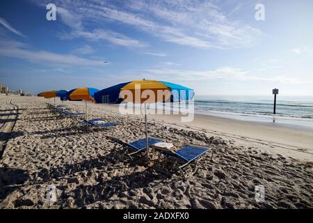 Svuotare lettini e ombrelloni sulla mattina presto daytona beach florida usa Foto Stock