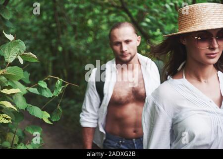 Due escursionisti con zaini sulla schiena in natura. Coppia giovane uomo e donna come una vacanza attiva con una tenda, così hanno avuto fuori sulla natura in un Foto Stock