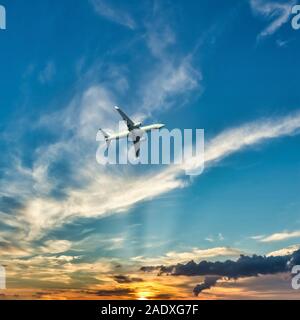 Foto Piazza della grande aeroplano sopra isola di Kos. Il piano è catturato dal giuramento prima dello sbarco. Il cielo è con il tramonto e nuvole drammatico. Foto Stock