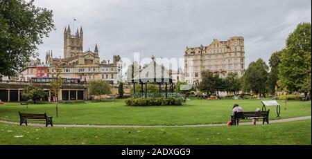 Bath, Regno Unito, Parade Gardens con Empire Hotel e Abbazia di Bath dietro, Somerset, Inghilterra, Regno Unito Foto Stock