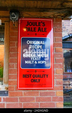 Smalto metallico insegne pubblicitarie Joule pale ale birra al Joule Brewery, Market Drayton, Shropshire, Inghilterra, Regno Unito Foto Stock