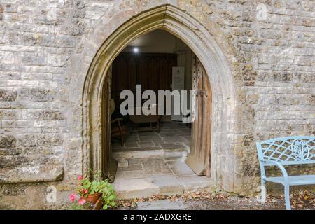 A Pensford, villaggio storico nel Somerset, ingresso al St Thomas à Becket Chiesa, Publow, Inghilterra, Regno Unito. Foto Stock