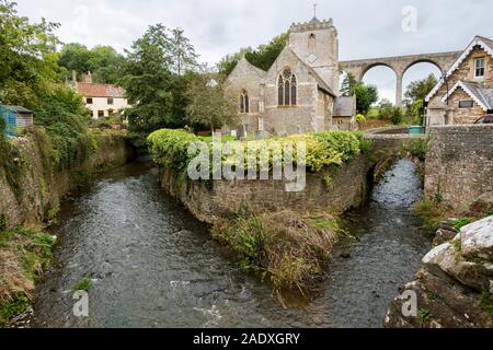 A Pensford, villaggio storico nel Somerset, St Thomas à Becket chiesa, a Pensford viadotto dietro, Publow, Inghilterra, Regno Unito. Foto Stock