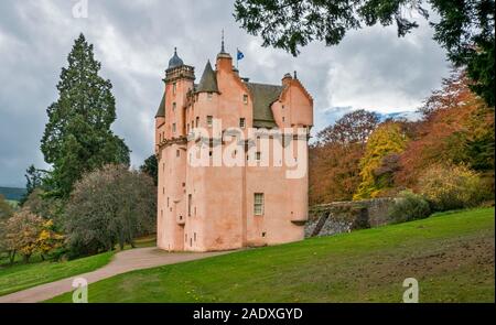 Castello di Craigievar ABERDEENSHIRE in Scozia il castello rosa prati verdi e alberi di autunno Foto Stock