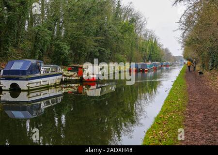 Barche o chiatte sul canale ormeggiati fino per l'inverno, Shropshire Union Canal, Market Drayton, Shropshire, Inghilterra, Regno Unito Foto Stock