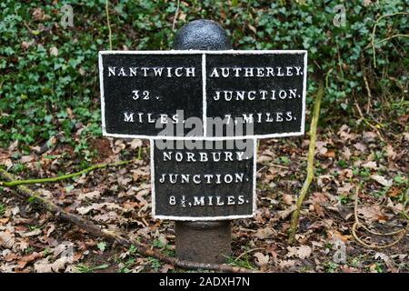 Una ghisa miglio post sul Shropshire Union Canal, Shropshire, Inghilterra, Regno Unito Foto Stock