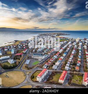 - Antenna di Reykjavik in autunno, Islanda. Questa immagine viene girato utilizzando un drone. Foto Stock