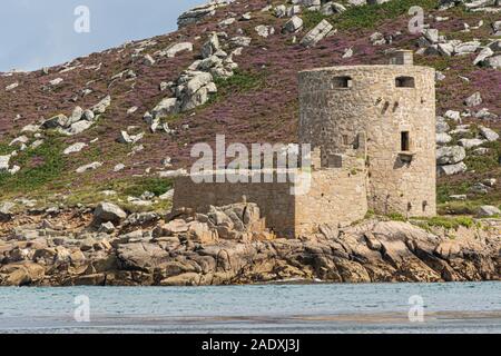 Castello di Cromwell su Tresco visto da Bryher, isole di Scilly Foto Stock