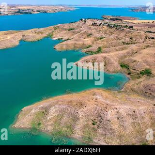 Vista aerea delle zone rurali e delle aree agricole a sud di Lokman, Adiyaman, Turchia. Ingressi sul fiume Eufrate formata dalla diga di Ataturk. Terre del deserto Foto Stock