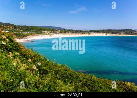 Idilliaca baia con spiaggia di sabbia bianca a morte costa, Lax, Galizia, Spagna Foto Stock