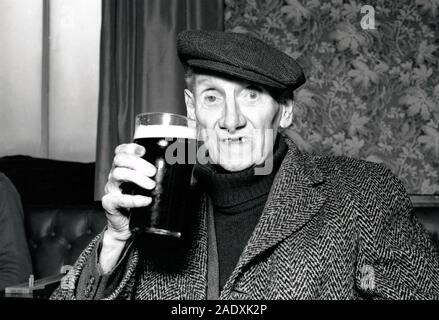 Uomo anziano in pub, Nottingham 1981 Foto Stock