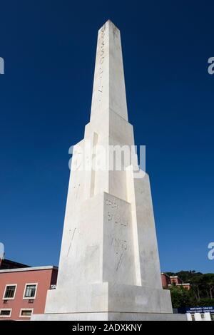 Roma. L'Italia. Obelisco all'ingresso del Foro Italico, portante l'iscrizione "ussolini Dux'. Il monumento è stato creato dopo un'offerta di un gigante Foto Stock