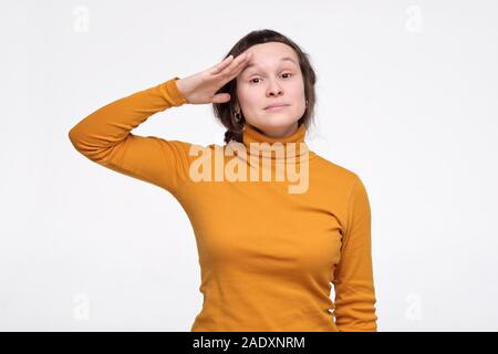 Caucasian giovane donna in abiti di colore giallo è pronto a fare del suo meglio sul lavoro. Studio shot Foto Stock