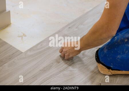 Il lavoro della camera per la posa di laminato su legno pavimento texture della nuova casa miglioramento Foto Stock