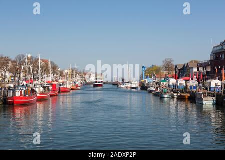 Tradizionali barche da pesca nel canale der Alte Strom / Canale Vecchio a Warnemünde nella città di Rostock, Meclenburgo-Pomerania Occidentale, Germania Foto Stock