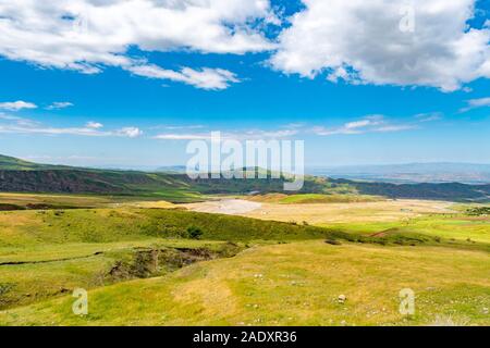 Per Kulob Qalai Khumb Pamir Highway pittoresco paesaggio mozzafiato vista su un soleggiato Blue Sky giorno Foto Stock