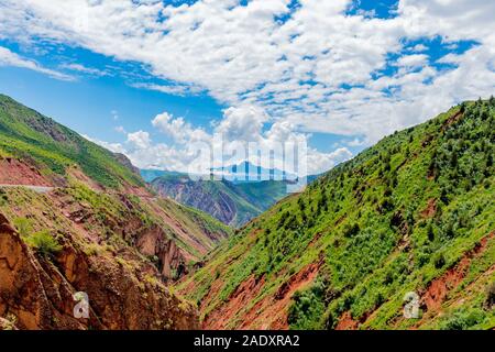 Per Kulob Qalai Khumb Pamir Highway pittoresco paesaggio mozzafiato vista delle montagne su un soleggiato Blue Sky giorno Foto Stock