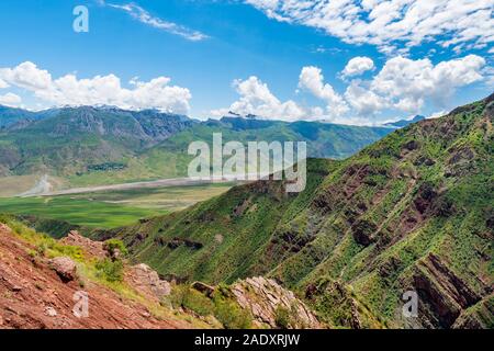 Per Kulob Qalai Khumb Pamir Highway pittoresco paesaggio mozzafiato vista delle montagne su un soleggiato Blue Sky giorno Foto Stock