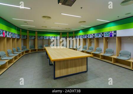 Haifa, Israele - 28 Novembre 2019: vista del team spogliatoio in Haifa International Stadium, o Sammy Ofer Stadium, a Haifa, Israele Foto Stock