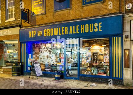 Nip e Growler Ale House bar in King's Lynn High Street durante la sera. Foto Stock