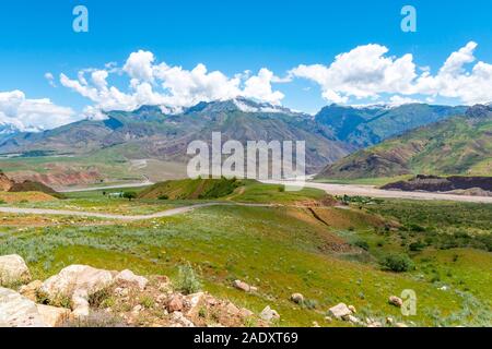 Per Kulob Qalai Khumb Pamir Highway pittoresco paesaggio mozzafiato vista del fiume Panj valle su un soleggiato Blue Sky giorno Foto Stock