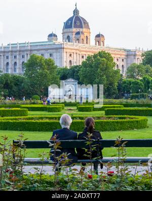 Vienna, Austria - 12 Maggio 2018: persone rilassante sulla panchina nel parco pubblico Volksgarten Foto Stock