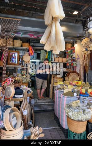 Le spezie e gli utensili da cucina per la vendita nel mercato Modiano, Salonicco Macedonia, Grecia settentrionale Foto Stock